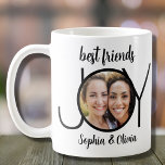 Taza De Café Foto de los mejores amigos<br><div class="desc">Decoren esta taza de moda con una foto tuya y de tu mejor amigo. Presenta una tipografía elegante y es fácilmente un personalizable con sus fotos y nombres.</div>