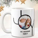 Taza De Café Foto de Navidades de vacaciones familiares persona<br><div class="desc">Esta elegante taza Navidad Holiday está decorada con la palabra JOY en negro sobre un fondo blanco. Personalizable fácil con tu foto y nombre.</div>