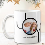 Taza De Café Foto de Navidades modernos<br><div class="desc">Esta moderna taza de Navidad está decorada con la palabra JOY en un fondo blanco y negro. Personalizable fácil con tu foto y nombre.</div>