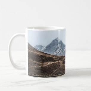 TAZA DE CAFÉ FOTO DE PAISAJE DE MONTAÑAS BAJO NUBES BLANCOS