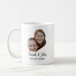 Taza De Café Foto de pareja con nombre y fecha de boda sencilla