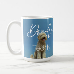 Taza De Café Foto de perro Doodle con cielo azul y nombre perso