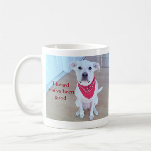 Taza De Café Foto de perro lindo con curioso pegando en rojo la
