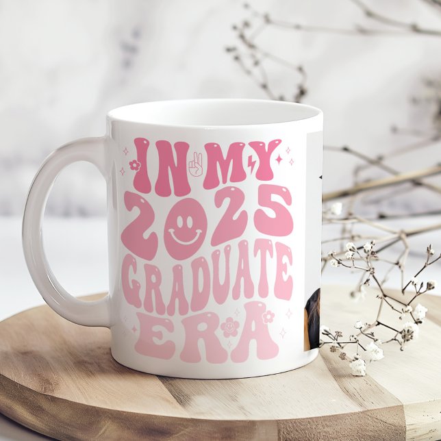 Taza De Café Foto de Personalizado Retro Rosa "En mi era de gra ("In My Graduate Era" Pink Retro Custom Photo Coffee Mug on a boho kitchen table with white flowers)