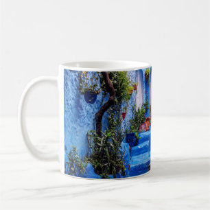 TAZA DE CAFÉ FOTO DESPUÉS DE LA LLUVIA EN LA HERMOSA CIUDAD DE 
