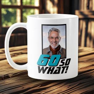Taza De Café Foto divertida de cumpleaños 60 con cita '¿Y qué?'