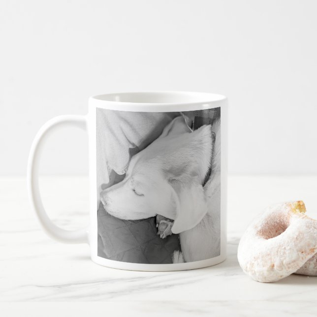 Taza De Café Foto en blanco y negro de un hermoso perro dormido (Con donut)