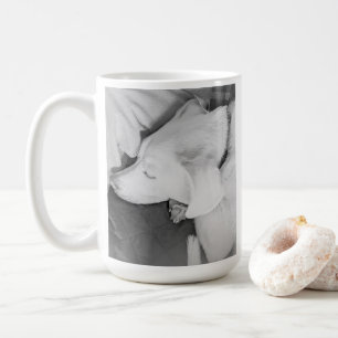 Taza De Café Foto en blanco y negro de un hermoso perro dormido