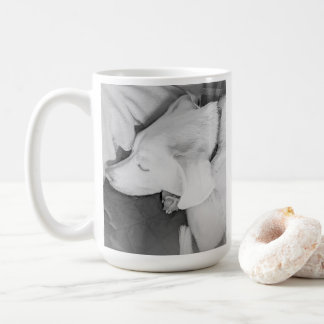 Taza De Café Foto en blanco y negro de un hermoso perro dormido