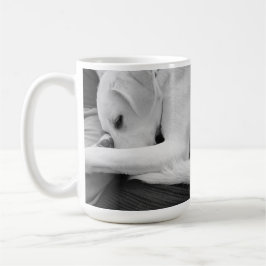Taza De Café Foto en blanco y negro de un perro lindo descansan
