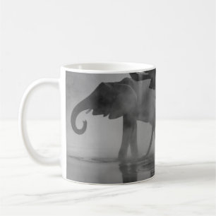 TAZA DE CAFÉ FOTO EN GRAYSCALE DE ELEFANTES QUE BEBEN AGUA