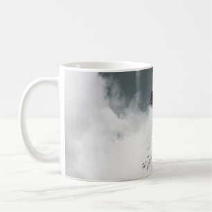 TAZA DE CAFÉ FOTO EN GRAYSCALE DE MONTAÑA CUBIERTA EN NUBES
