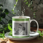 Taza De Café Foto familiar moderna Regalo verde simple y encant<br><div class="desc">Foto familiar moderna Regalo verde simple y encantador</div>