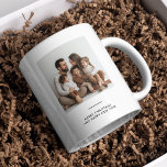 Taza De Café Foto familiar y mora y brillante minimalista<br><div class="desc">Disfruta de tus bebidas de vacaciones con estilo con nuestra Fotos familiares y Mug de Navidades Mínimalistas Brillantes y Brillantes. Con un diseño limpio y moderno con "Merry and Bright" y un espacio para tu foto familiar favorita, esta taza personalizada es la manera perfecta de añadir un toque festivo y...</div>