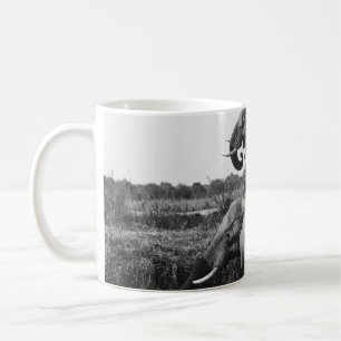TAZA DE CAFÉ FOTO GRAYSCALE DE DOS ELEFANTES EN EL CUERPO DEL A