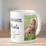 Taza De Café Foto personalizada de Abuela Te Amamos<br><div class="desc">Celebra una querida abuela con este tazón de diseño fotográfico personalizado. Se pueden añadir dos fotos de un nieto o nieto, personalizar la expresión a "Te Amo" o "Te Amamos", y personalizar cómo se la aborda ("Abuela", "Abuelita", "Tita", etc). También puede añadir los nombres y el año del nieto o...</div>
