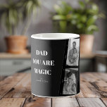 Taza De Café Foto Personalizada De Dos Padres De "Papá Eres Mág<br><div class="desc">¡Celebra la magia de la paternidad con nuestra canción personalizada "Dad You Are Magic"! Este diseño único presenta un llamativo fondo negro, una preciada foto de dos padres y el mensaje más sincero: "Papá, eres magia". Personalizar más con los nombres de tus hijos para crear un regalo único que será...</div>