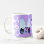 Taza De Café Foto personalizada de Purple Mom<br><div class="desc">Una taza morada que explica "MOM" que puede ser personalizada con tus fotos favoritas. Patrón floral púrpura. Simplemente adorable. El regalo perfecto para cualquier ocasión.</div>