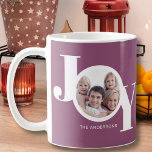 Taza De Café Foto personalizado<br><div class="desc">Este moderno Navidad Holiday Photo Mug está decorado con la palabra JOY en blanco sobre un fondo de ciruela morada. Personalizable fácil con tu foto y nombre.</div>
