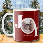 Taza De Café Foto personalizado Joy Burgundy<br><div class="desc">Este moderno Navidad Holiday Photo Mug está decorado con la palabra JOY en blanco sobre un fondo rojo burdeos. Personalizable fácil con tu foto y nombre.</div>