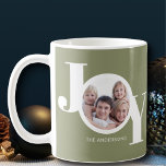 Taza De Café Foto personalizado Joy Sage Green<br><div class="desc">Este moderno Navidad Holiday Photo Mug está decorado con la palabra JOY en blanco sobre un sabio fondo verde. Personalizable fácil con tu foto y nombre.</div>