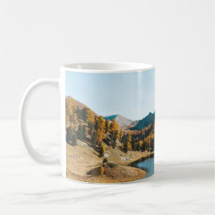 TAZA DE CAFÉ FOTOGRAFÍA AÉREA DE LA CARRETERA CONCRETA