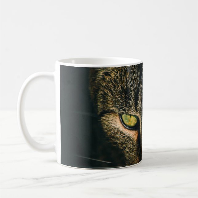 TAZA DE CAFÉ FOTOGRAFÍA CERRADA DEL GATO DE TABBY GRIS (Izquierda)