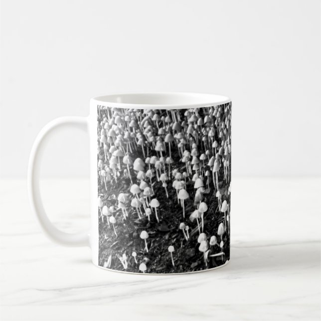 Taza De Café Fotografía de colonia de hongos blancos y negros (Izquierda)