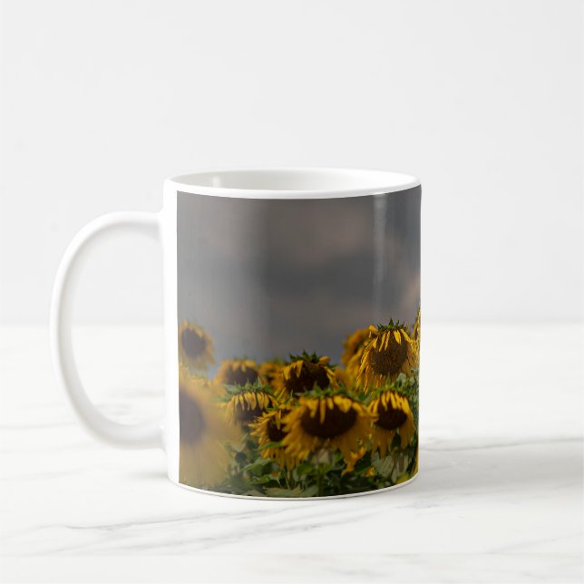 TAZA DE CAFÉ FOTOGRAFÍA DE ENFOQUE SELECTIVA DE LAS FLORES AMAR (Izquierda)