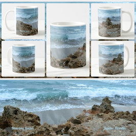 Taza De Café Fotografía de FL en rocas flotantes frente al mar
