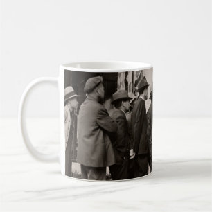 TAZA DE CAFÉ FOTOGRAFÍA DE GRAYSCALE DE HOMBRES PARADOS CERCA D