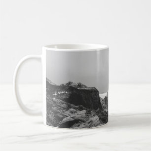 TAZA DE CAFÉ FOTOGRAFÍA DE GRAYSCALE DE LA MONTAÑA DE LA CUBIER