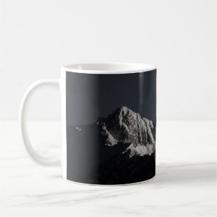 TAZA DE CAFÉ FOTOGRAFÍA DE GRAYSCALE DE LA MONTAÑA DE NIEVE