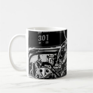 TAZA DE CAFÉ FOTOGRAFÍA DE GRAYSCALE DEL MOTOR DE VINTAGE CAR