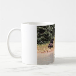 Taza De Café Fotografía de la madre parda, 2 cubs, río, AK