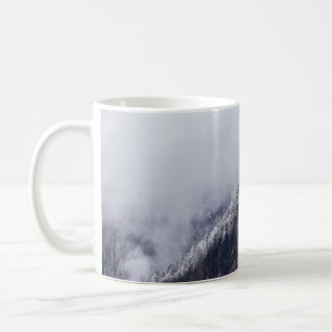 TAZA DE CAFÉ FOTOGRAFÍA DE PAISAJE DE MONTAÑA