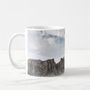 TAZA DE CAFÉ FOTOGRAFÍA DE PAISAJE DE MONTAÑA GRIS Y MARRÓN