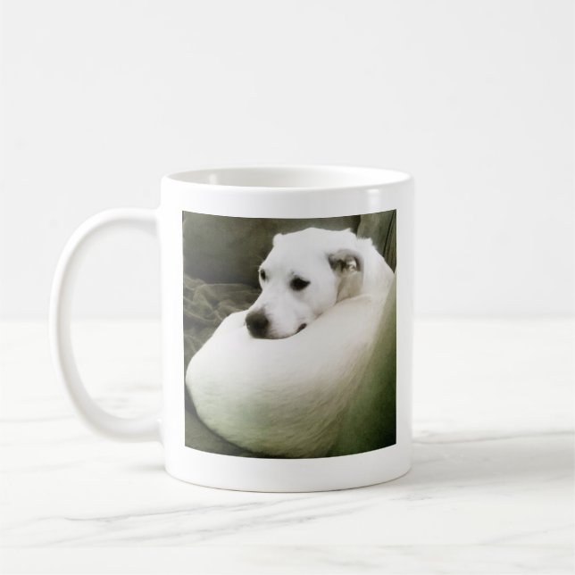 Taza De Café Fotografía de un perro blanco elegante acurrucada  (Izquierda)