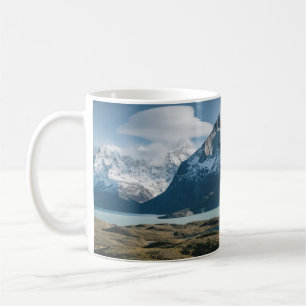 TAZA DE CAFÉ FOTOGRAFÍA DEL PAISAJE DE MONTAÑA NEGRA Y BLANCA
