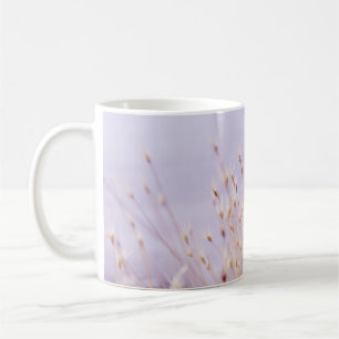 TAZA DE CAFÉ FOTOGRAFÍA SELECTIVA DE FOTOGRAFÍA DE GRASS FIELD