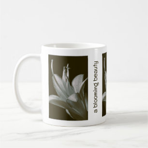 Taza De Café Fotografía vintage sepia de flor de Hosta grisáceo