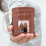 Taza De Café Fotos de cumpleaños nombres de brown earth<br><div class="desc">Un regalo de los amigos por el cumpleaños 21 de una mujer, celebrando su vida con 3 de sus fotos de ella, sus amigos, familia, interés o mascotas. Personalice y agregue su nombre, edad 21 y sus nombres. Un fondo de color tierra marrón. Su nombre está escrito con una escritura...</div>