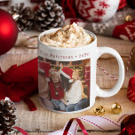 Taza De Café Fotos de personalizados de tipografía roja de Feli<br><div class="desc">Simple y minimalista tipografía de color rojo Feliz Navidad divertidas fotos familiares crean tu propia taza de café de vacaciones con personalizados 2 fotos,  nombre,  año y tu texto.</div>