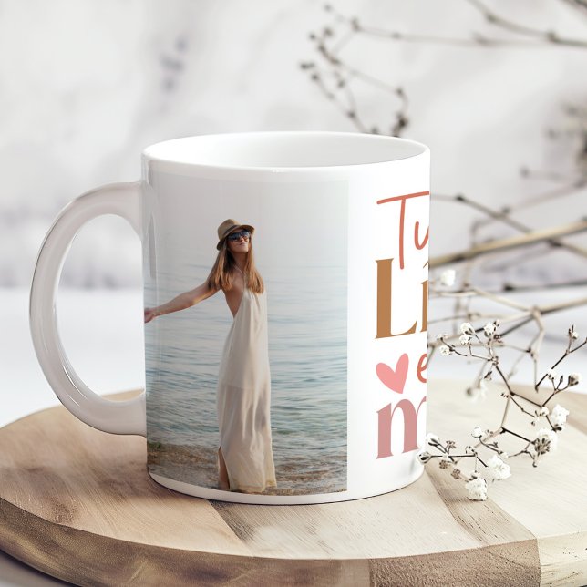 Taza De Café Fotos del Personalizado "Tú Unico Limite es Tu Men ("Tú Unico Limite es Tu Mente" Custom Photos Boho Coffee Mug on a boho wooden kitchen table.)