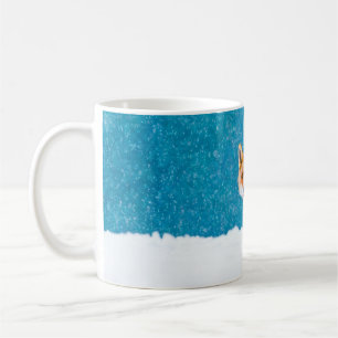Taza De Café Fox en invierno. Fox roja, Vulpes vulpes, olfatead