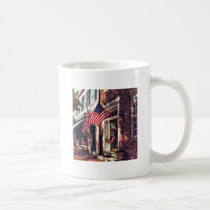 Taza De Café Fredericksburg VA - Calle con banderas estadounide