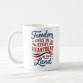 Taza De Café Freedom Lives in Every Heartbeat–4th of july quote