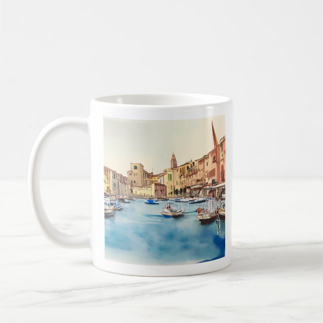 Taza De Café Frente Al Agua Y Barcos En El Puerto, Italiano (Izquierda)