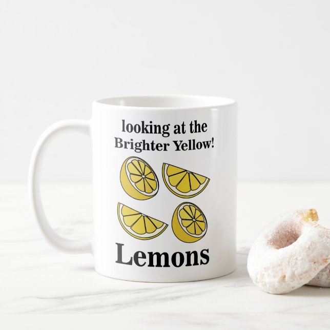 Taza De Café Fruta De Los Lemones Mirando Los Lemones Amarillos (Con donut)