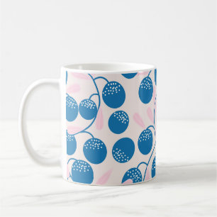 Taza De Café Frutas azules, hojas rosas, diseño sin fisuras.